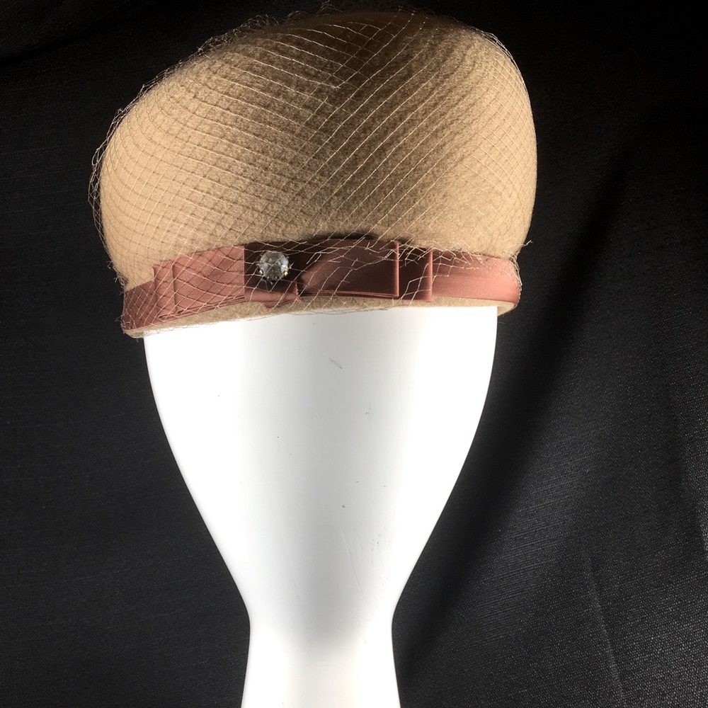 👀 Gorgeous Vintage Tan Jeweled Ribbon Trimmed Hat